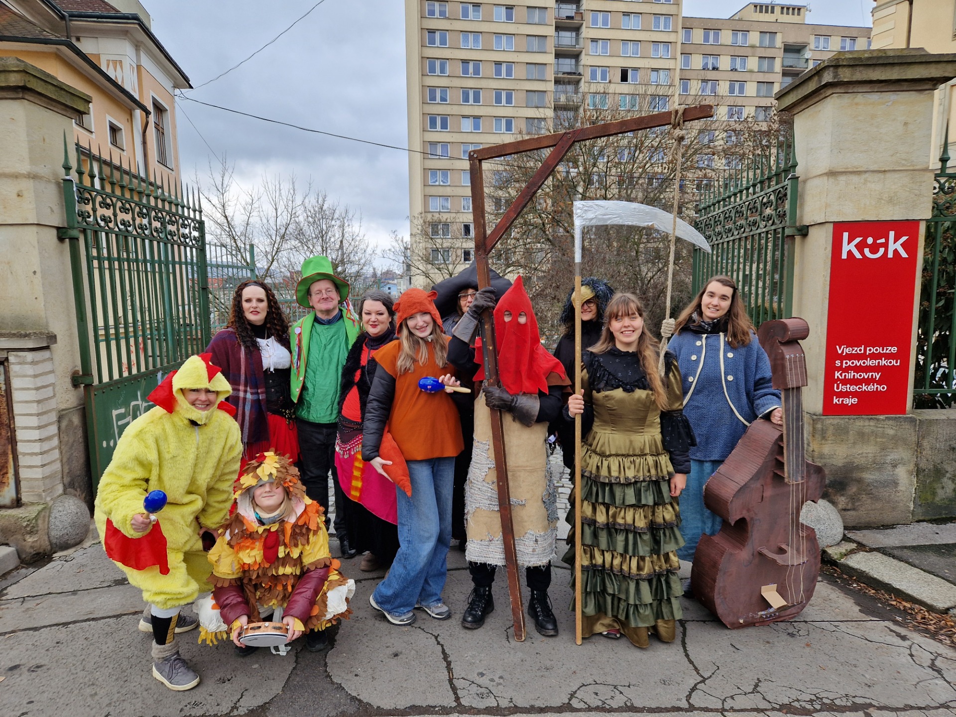 Mladá scéna "nastoupená" před odchodem na Kostelní náměstí